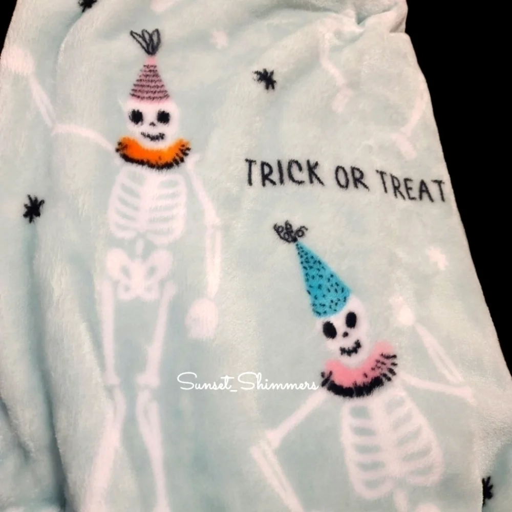 ENVOUGE Pastel Halloween SKELETON w PARTY HATS Throw Blanket Decor TikTok New